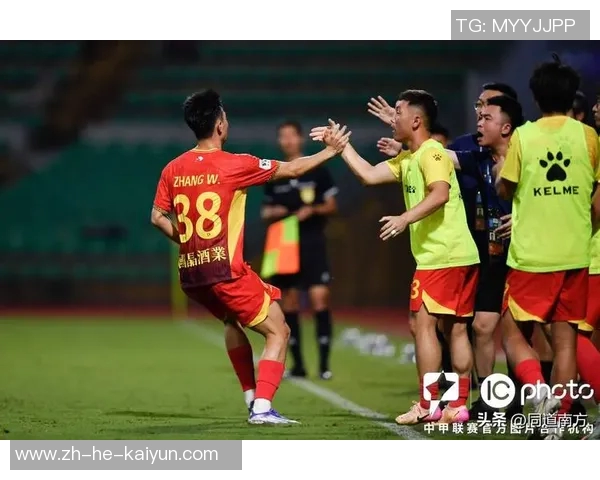 足球场上的明星背后 她们是最亮眼的风景与支持者 足球场上的明星背后 她们是最亮眼的风景与支持者